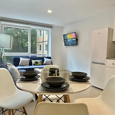 Fully Furnished 3-bedroom In With Street Parking And Wifi For Contractors, Relocation, Business By Brookland Leeds (West Yorkshire)