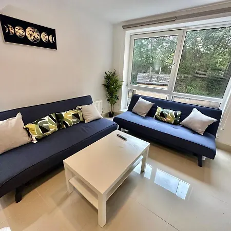 Fully Furnished 3-bedroom In With Street Parking And Wifi For Contractors, Relocation, Business By Brookland Apartment Leeds (West Yorkshire)
