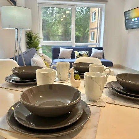 Apartment Fully Furnished 3-bedroom In With Street Parking And Wifi For Contractors, Relocation, Business By Brookland Leeds (West Yorkshire)